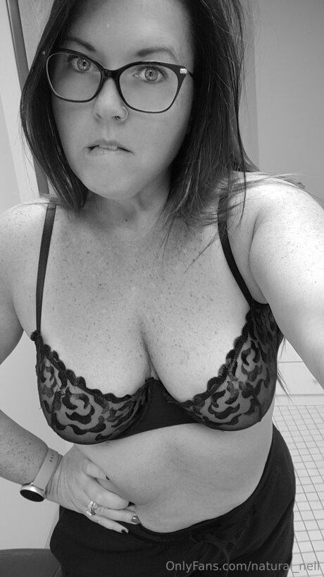 Natural Nell estrella porno adulto imágenes