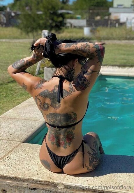 Poisonfloraa modelo sexy foto