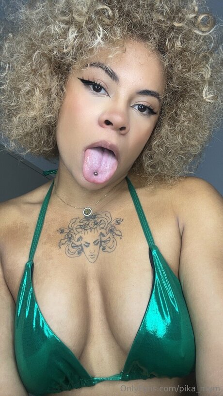 Pika Mym estrella atractiva foto