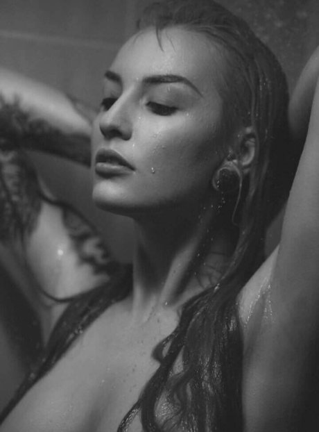 Glam Suicide estrella desnuda fotos