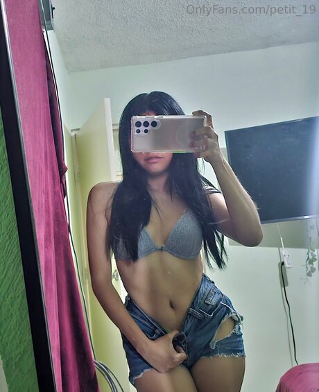 Petit 19 modelo caliente imagen