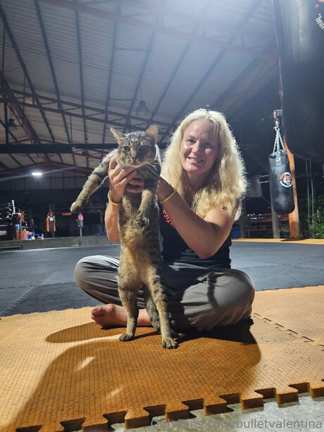 Bulletvalentina hermosa modelo imagen