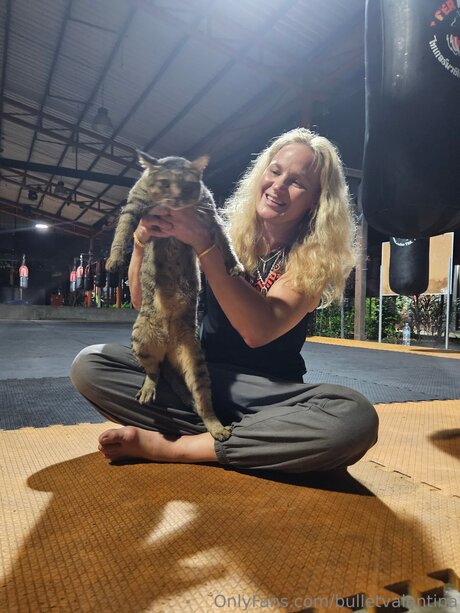 Bulletvalentina modelo de alta calidad galerías