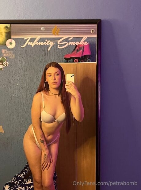 Petrabomb estrella desnuda imágenes