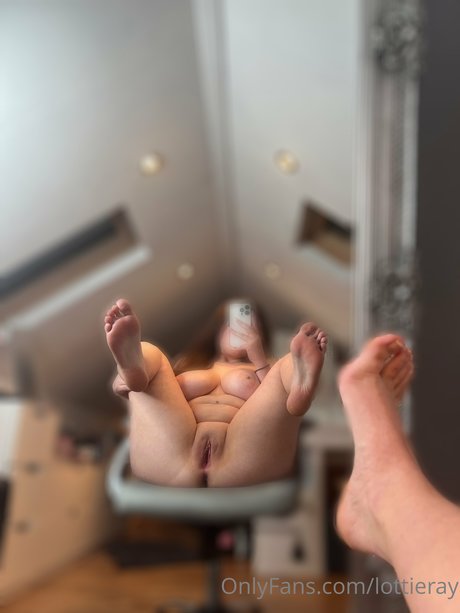 Lottie Ray modelo desnudo galerías