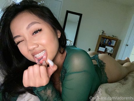 Adorenhi estrella desnuda imágenes