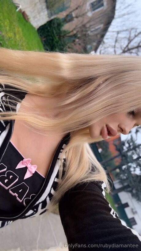 Rubydiamantee modelo agradable galería