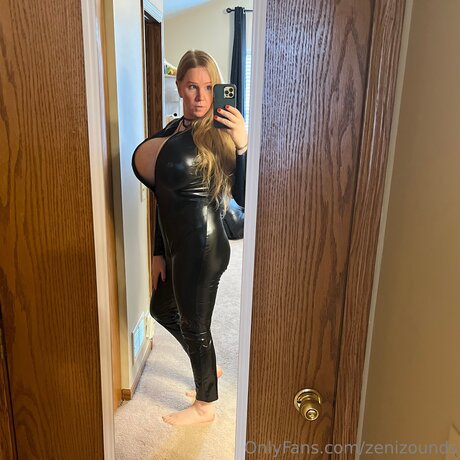 Zenizounds modelo caliente foto