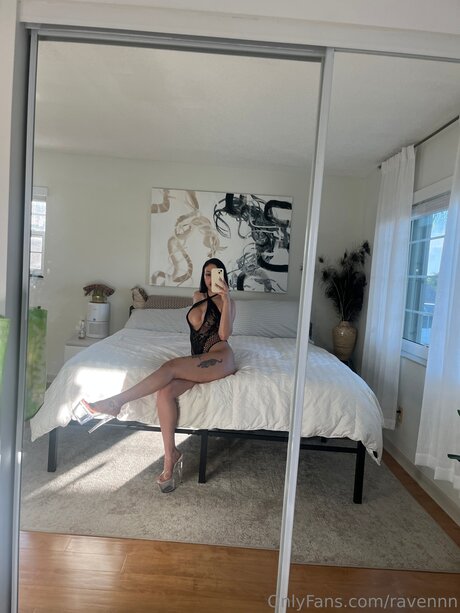 Ravennn actriz atractiva archivo