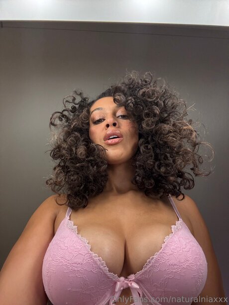 Naturalniaxxx modelo erótico archivo