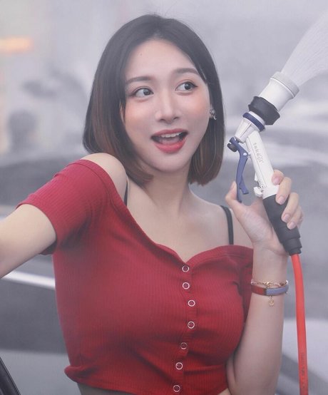 Inshy hermosa estrella porno fotos