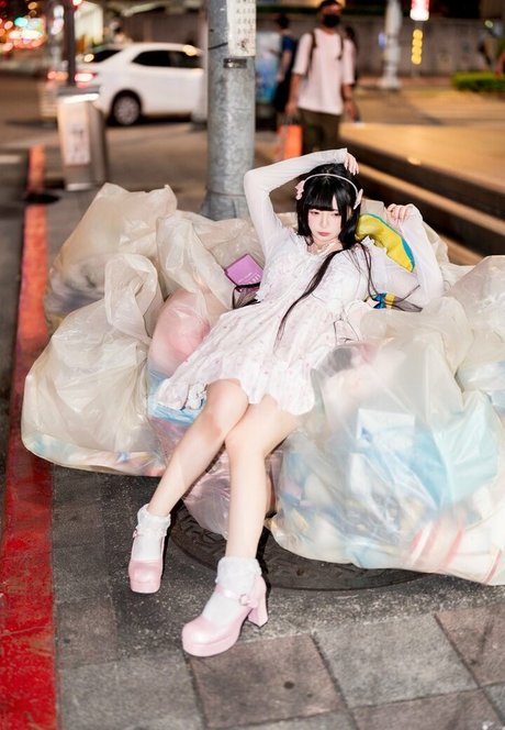 Raku modelo atractivo archivo