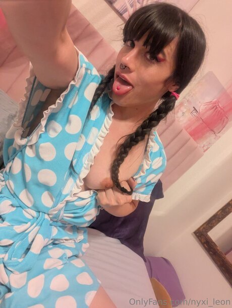 Nyxi Leon estrella hermosa galerías
