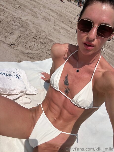 Kiki Miia modelo desnudos archivo