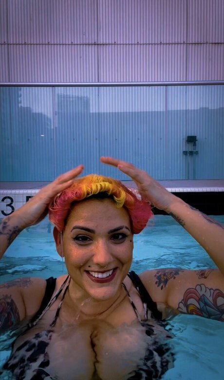 Zombiunicorn estrella desnuda archivo