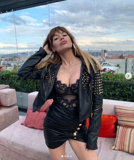 Nihal Candan estrella del sexo galerías