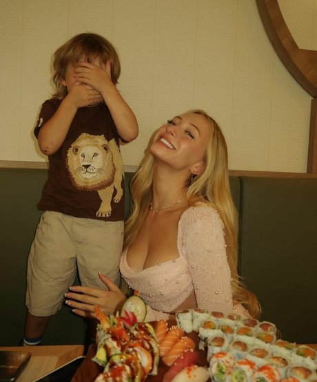 rubia gordita onlyfans gratis de alta calidad imagen