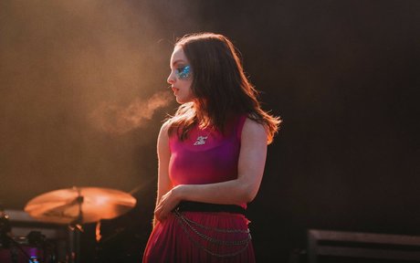 Lauren Mayberry linda estrella galerías