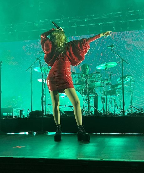 Lauren Mayberry modelo sexy fotos