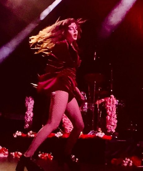 Lauren Mayberry estrella porno bonita imágenes