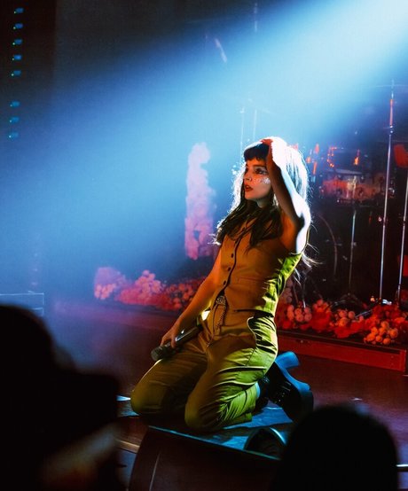 Lauren Mayberry estrella erótica imágenes