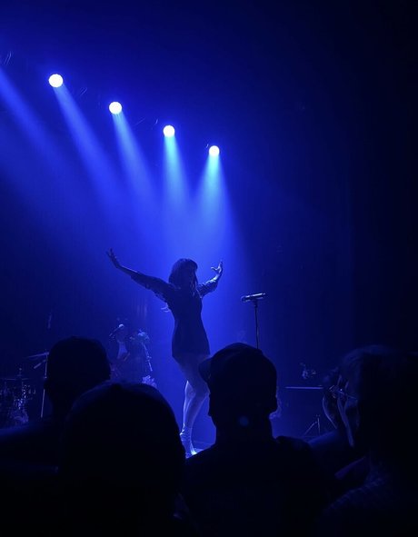 Lauren Mayberry bonita estrella porno imagen