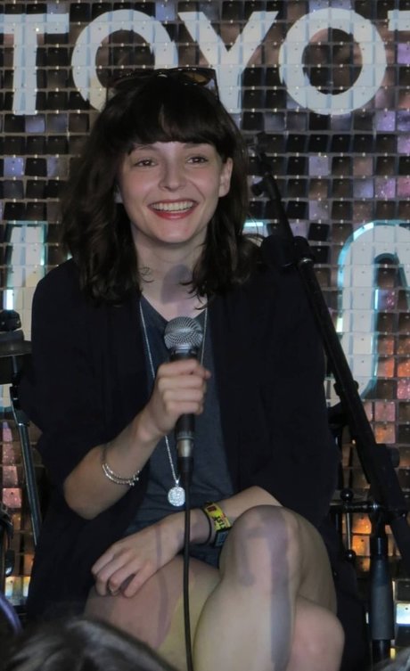 Lauren Mayberry actriz porno fotos