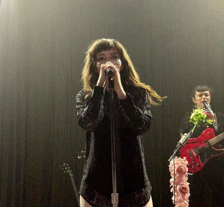 Lauren Mayberry hermosa actriz imagen