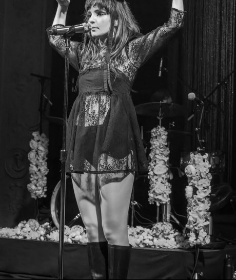 Lauren Mayberry sexo modelo fotos