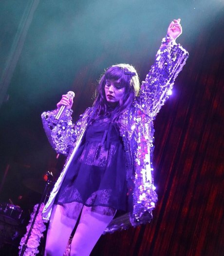 Lauren Mayberry modelo sexual imágenes