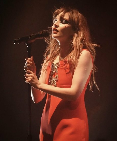 Lauren Mayberry estrella porno xxx imágenes