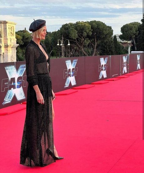 Charlize Theron modelo desnuda galerías