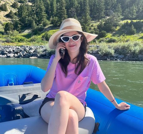 Laura Marano estrella superior galería