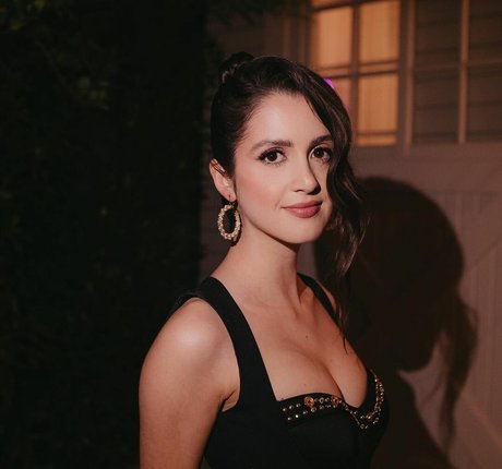 Laura Marano estrella porno de alta calidad imagen