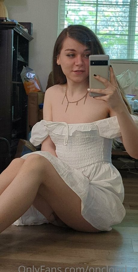 oncloud e modelo erótico foto