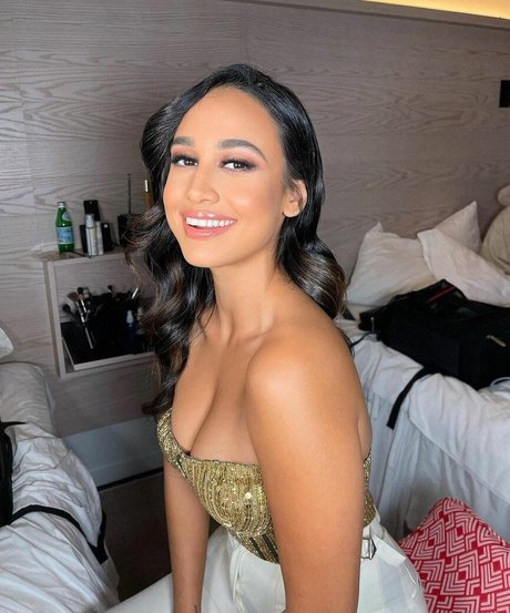 Emily Tosta estrella porno hermosa archivo