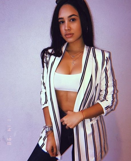 Emily Tosta estrella hd galería