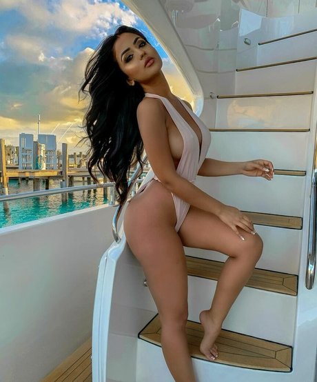 Aneeqa Farid modelo desnuda galerías