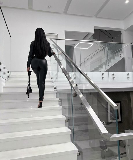 Aneeqa Farid estrella superior archivo