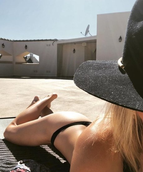 Laura Vandervoort estrella porno imagen