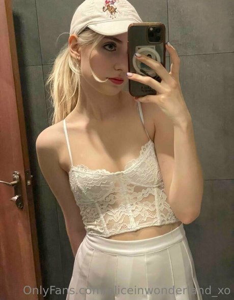 aliceinwonderland xo arte modelo galerías