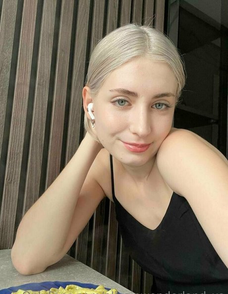 aliceinwonderland xo actriz caliente galería