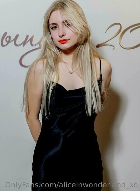 aliceinwonderland xo estrella porno desnuda imagen