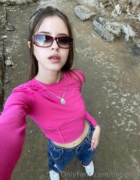 tinyellie modelo libre imagen