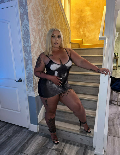 tatuaje de ébano onlyfans exclusiva erótica fotos