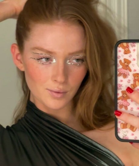 Larsen Thompson estrella porno desnuda galería