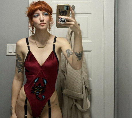 Pleasequietdown actriz caliente fotos