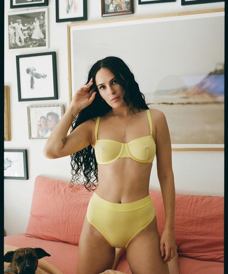 Rumer Willis modelo de arte foto