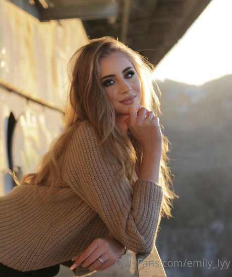 emily lyy estrella sexy fotos