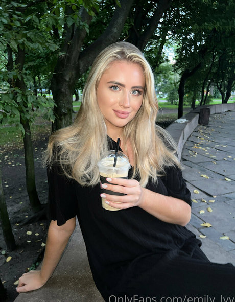 emily lyy modelo de arte recopilación